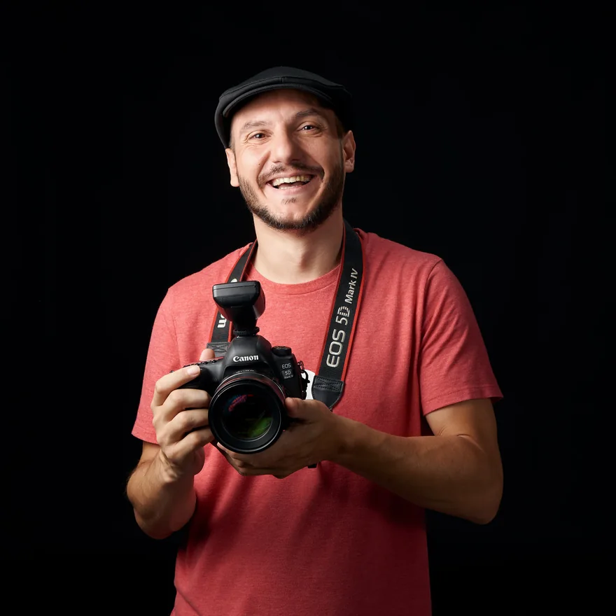 Ekaitz Landa, sonriendo con su cámara